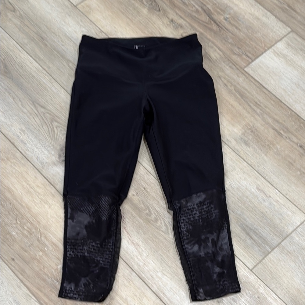 Capri yoga pants with mesh detail, sz XS